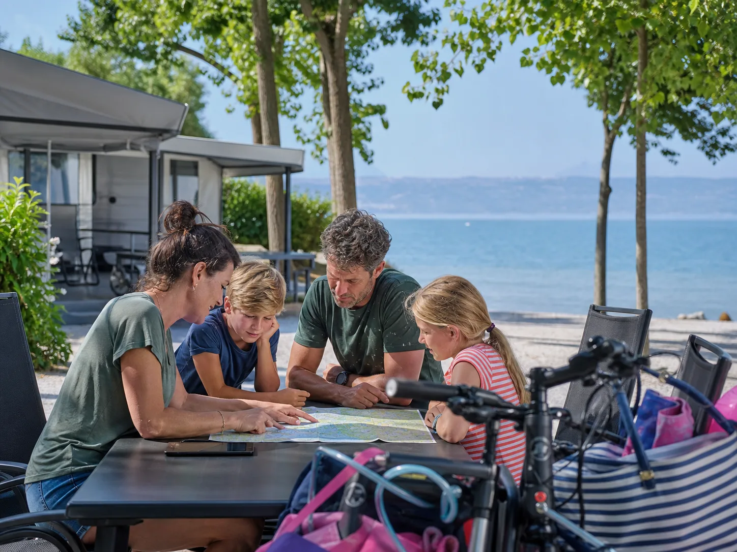 Nederlands gezin dat een praktische vakantie aan het Gardameer plant