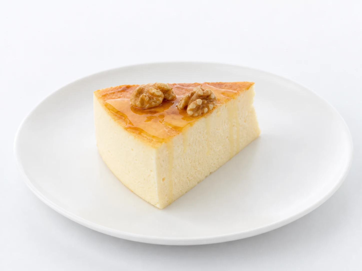 Cheesecake van recuit de Fonteta met honing op een witte achtergrond