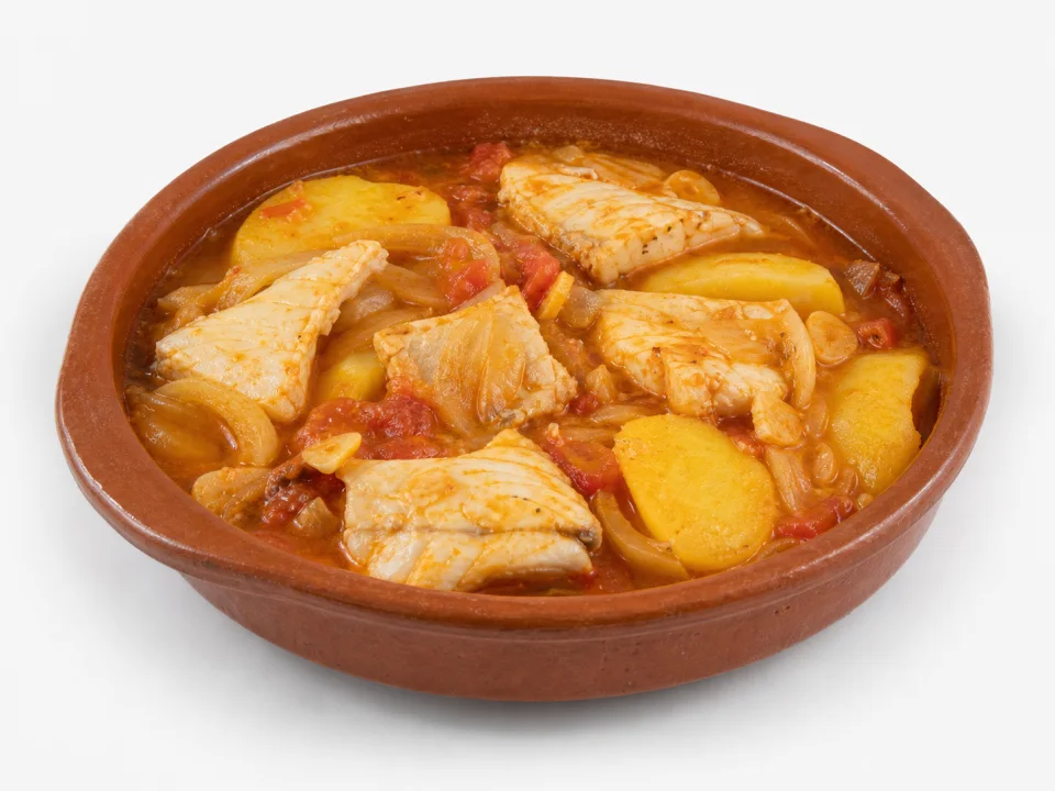Vissersstoof met vis, aardappel en tomaat uit Benidorm op een witte achtergrond