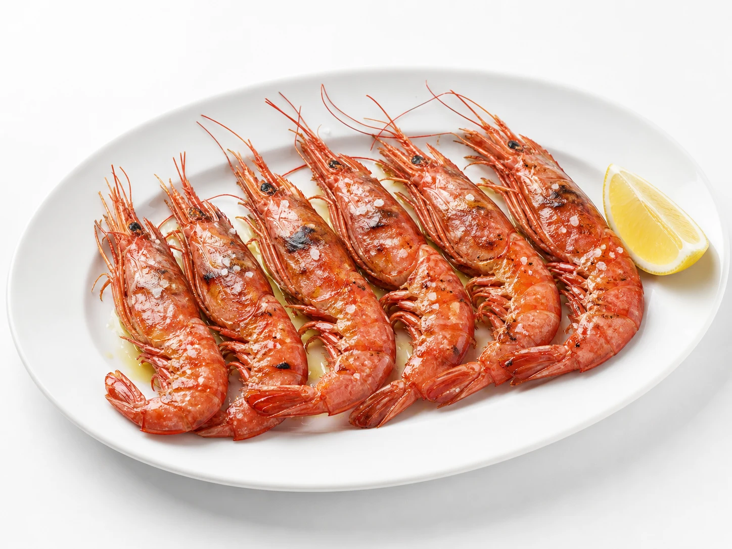 Gegrilde rode garnalen uit Blanes op een witte achtergrond