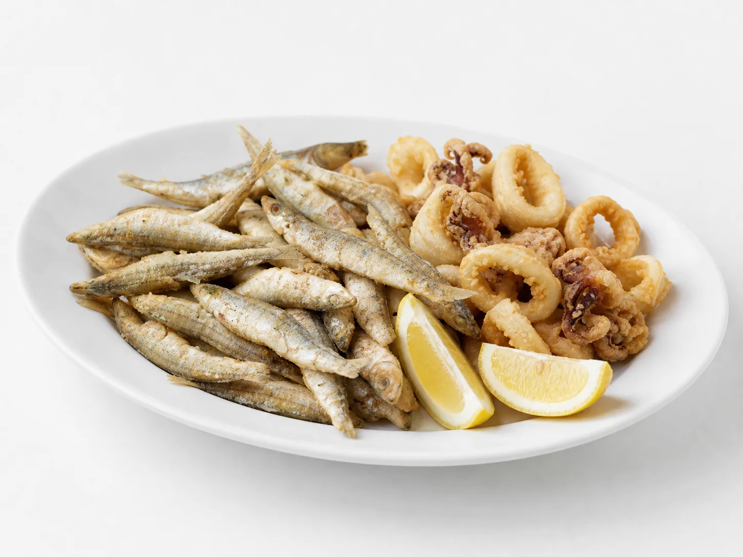 Gemengde pescaíto frito uit Cádiz op een witte achtergrond