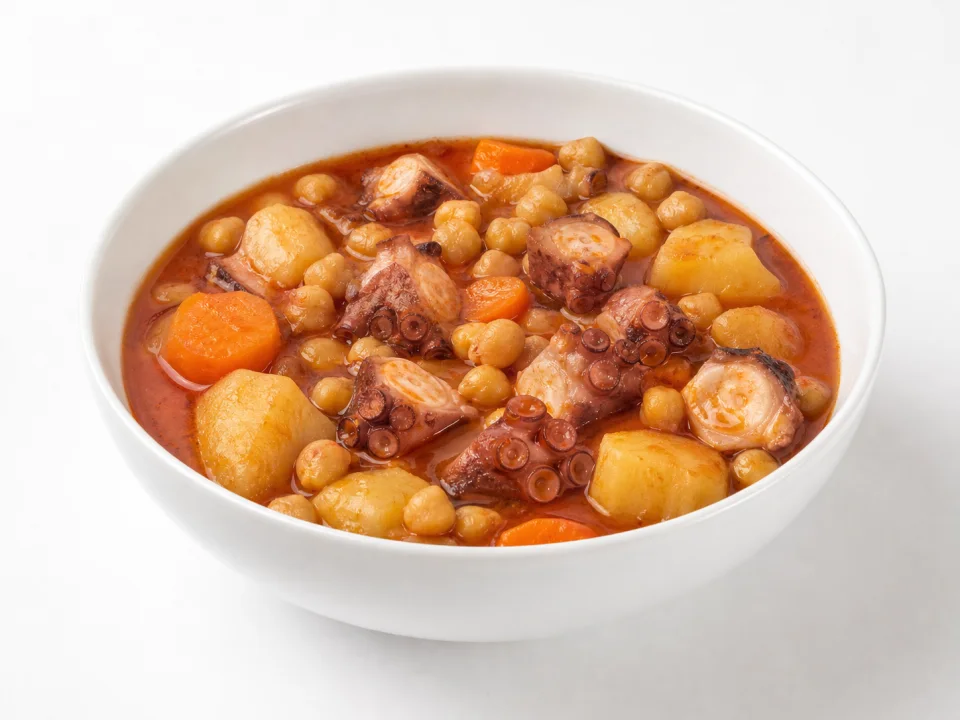 Octopusstoof met aardappel en kikkererwten uit Calpe op een witte achtergrond