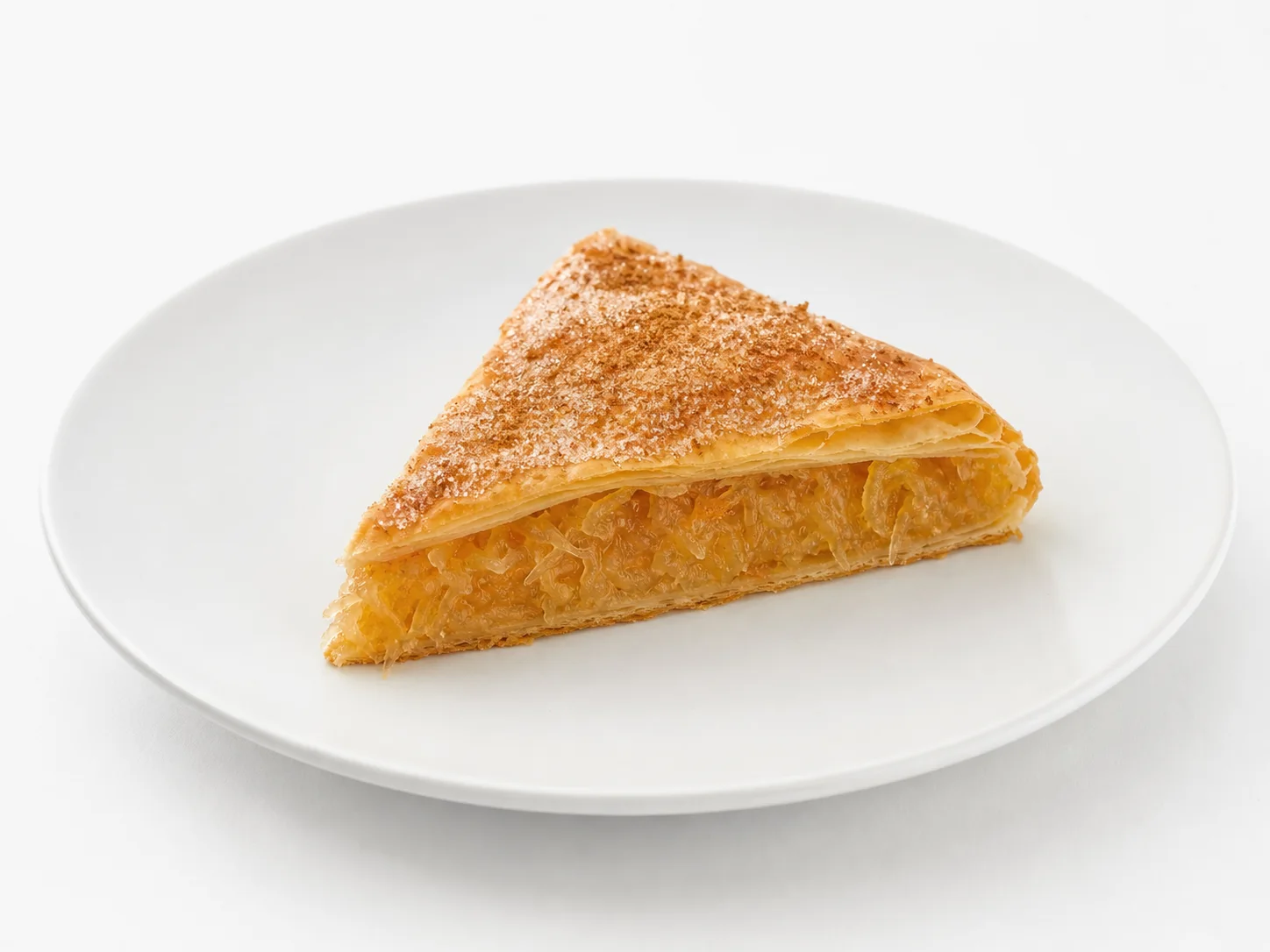 Punt pastel cordobés met cabello de ángel op een witte achtergrond