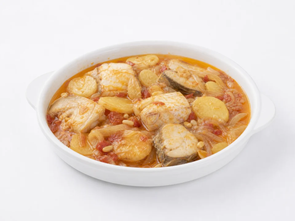 Llandeta met vis en aardappel uit Dénia op een witte achtergrond