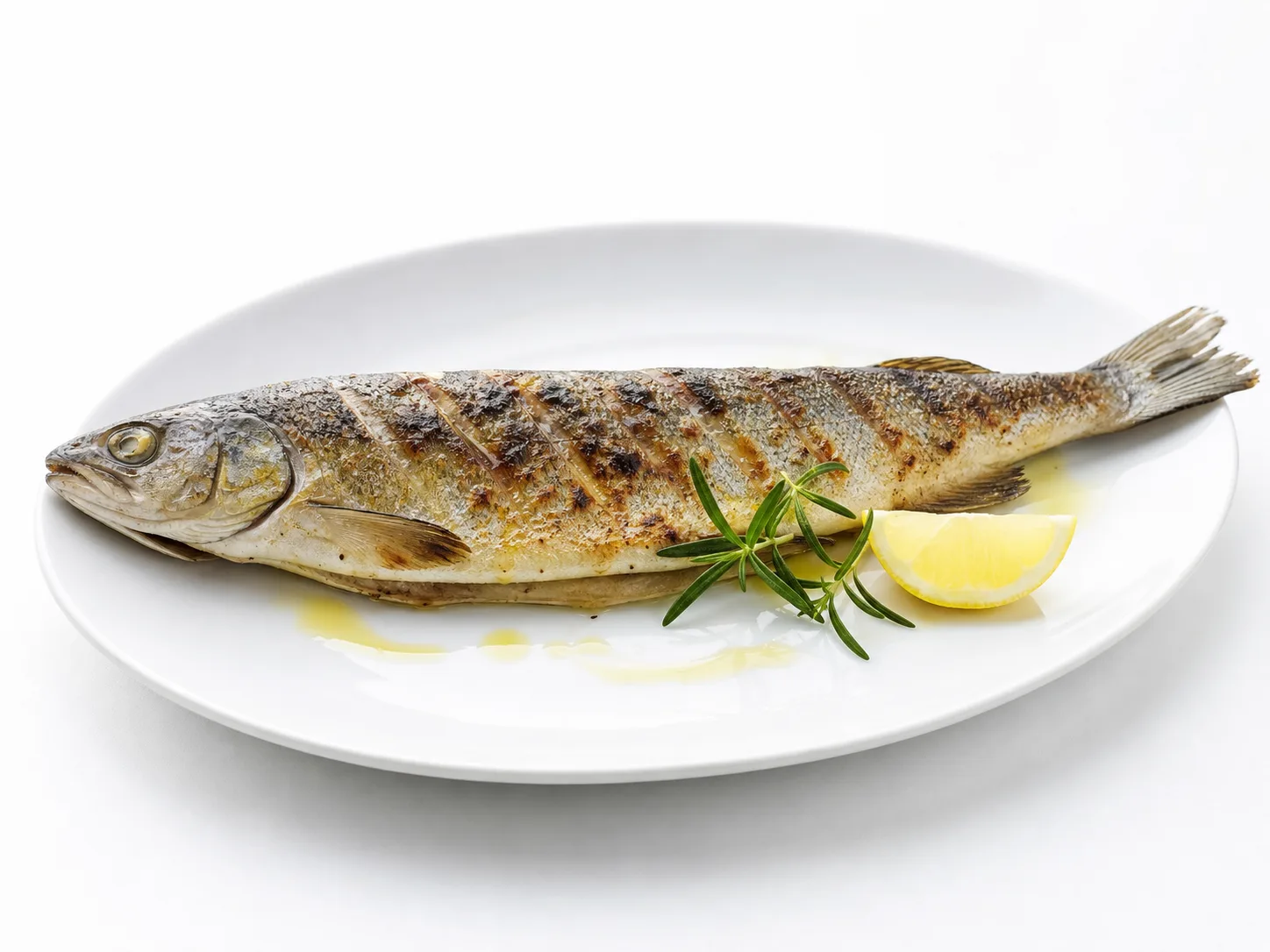 Gegrilde lavarello uit het Gardameer op een witte achtergrond