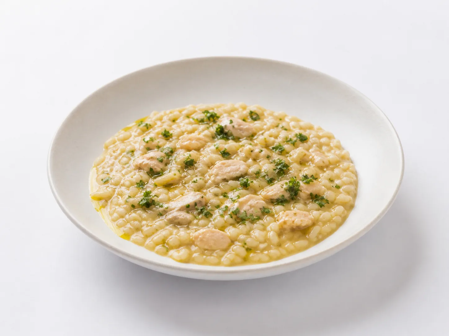 Risotto met tinca uit het Gardameer op een witte achtergrond