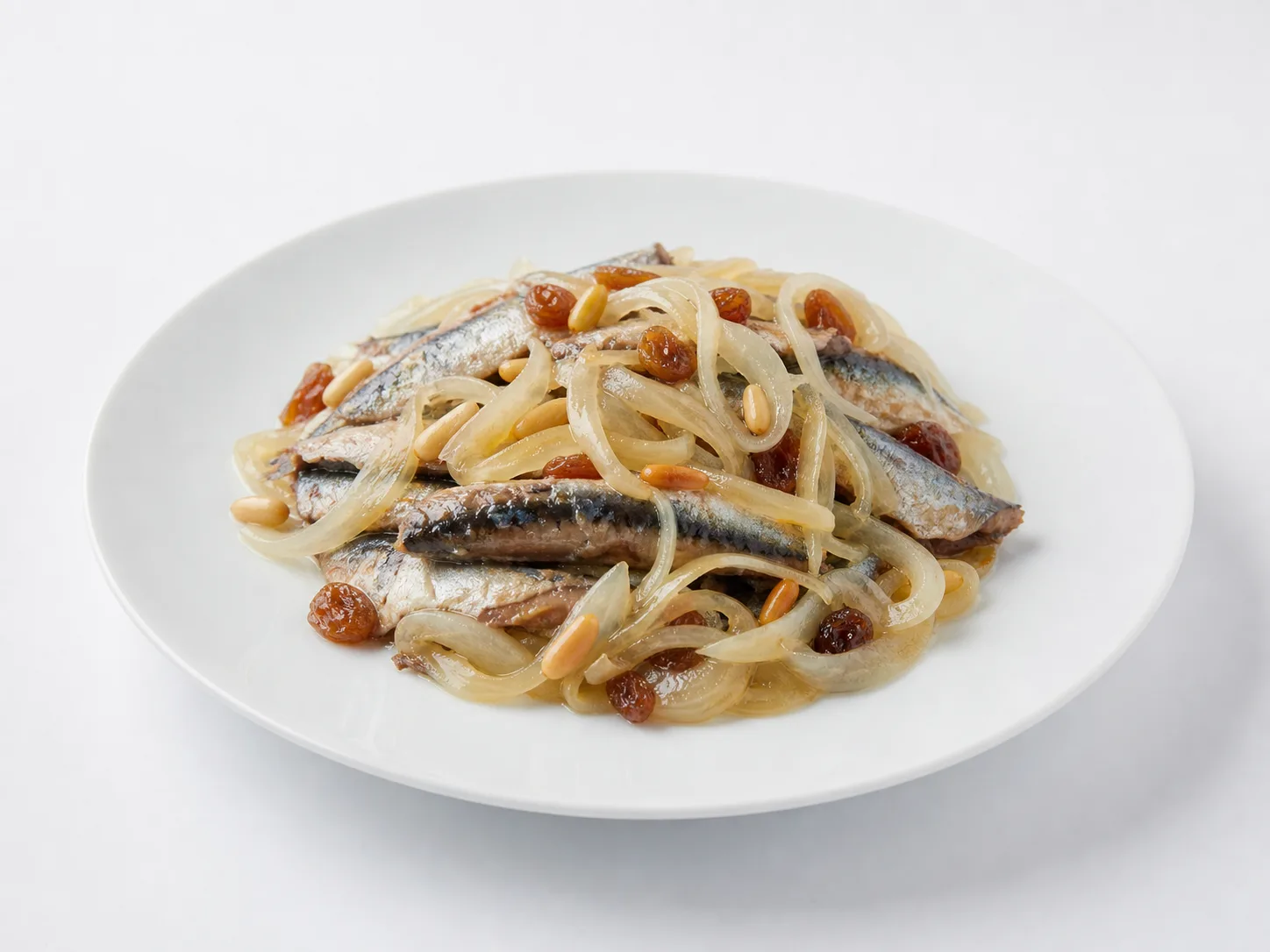 Sarde in saor met ui op een witte achtergrond