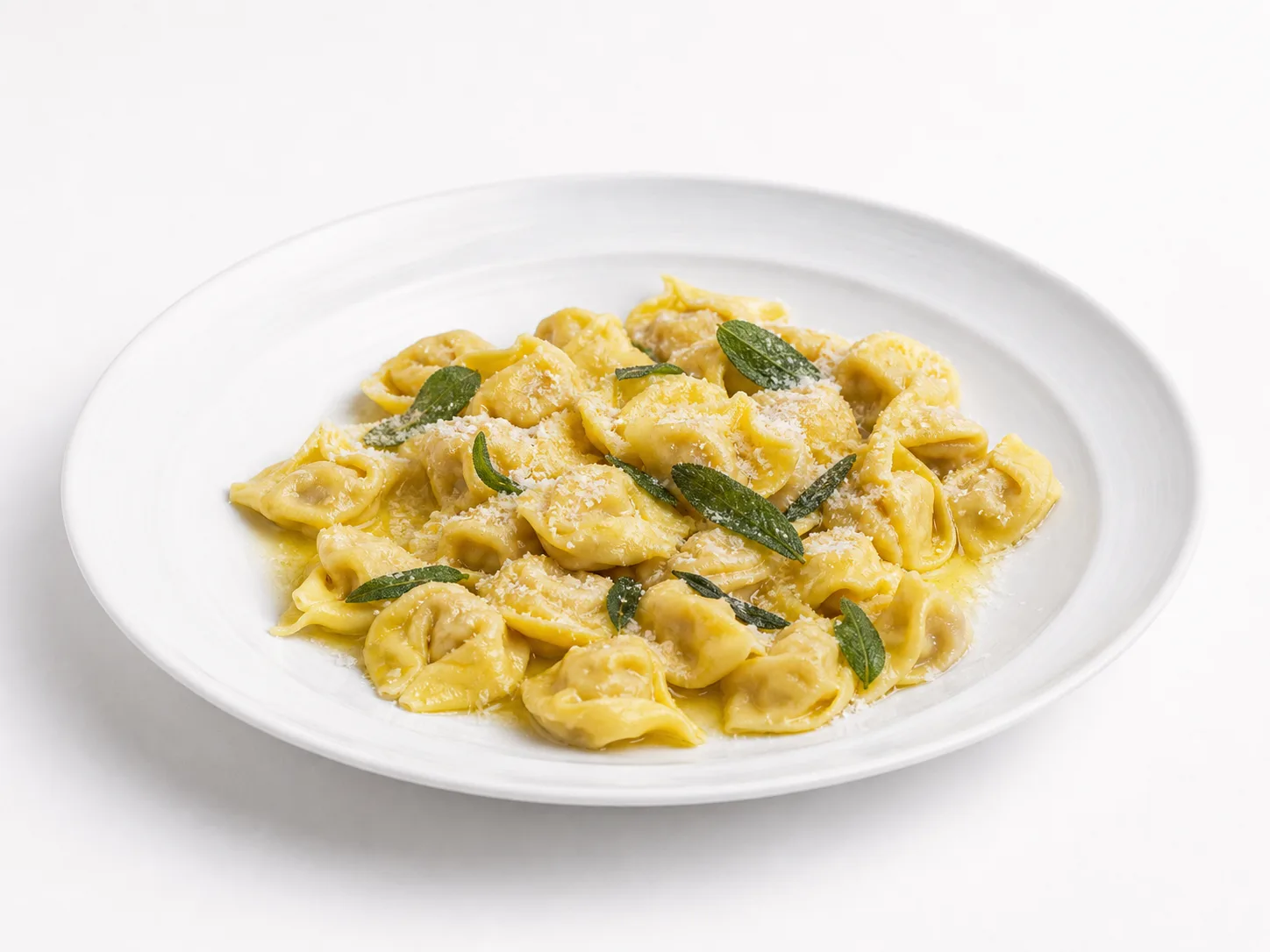 Tortellini di Valeggio met boter en salie op een witte achtergrond