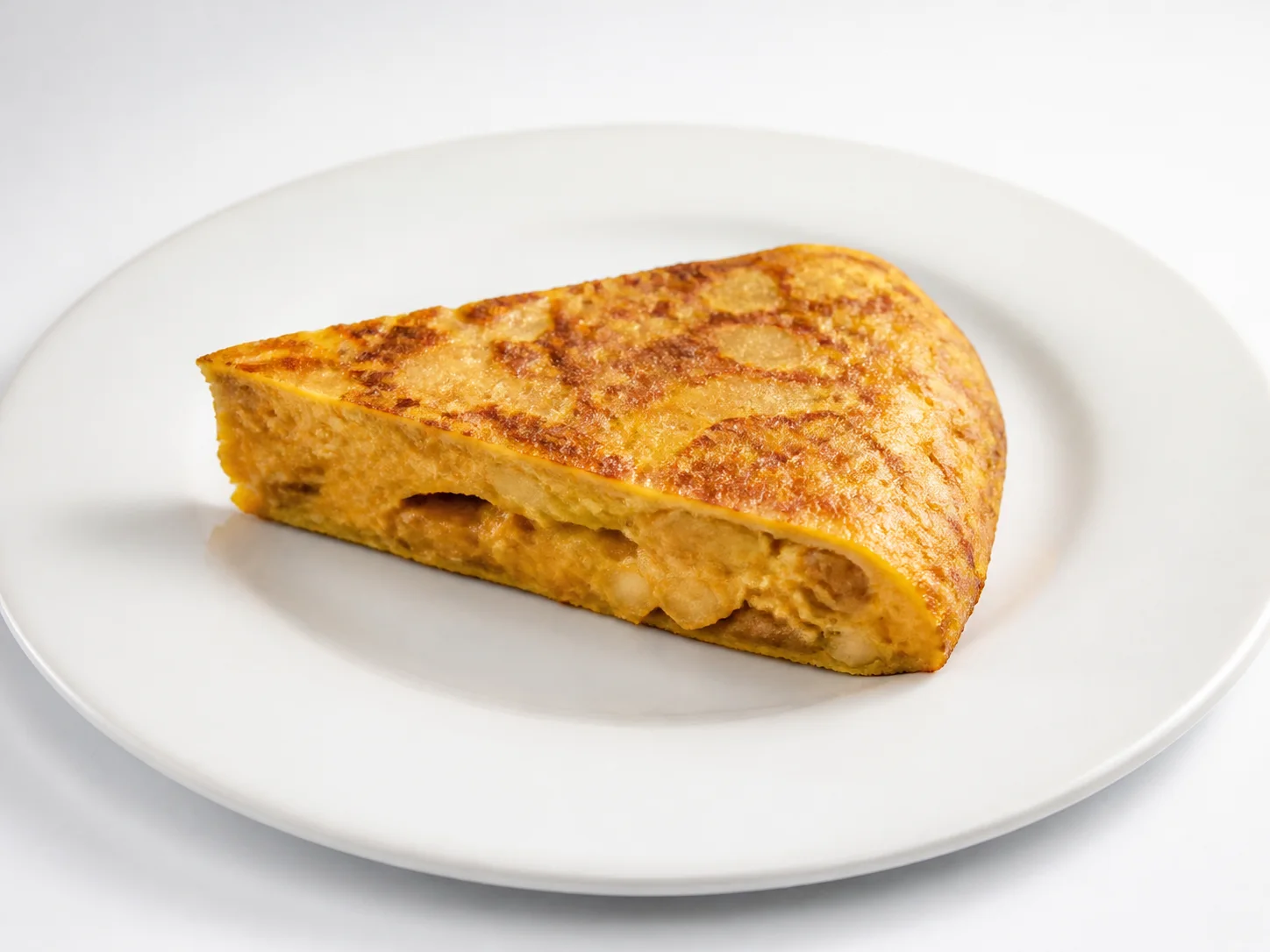 Tortilla del Sacromonte uit Granada op een witte achtergrond