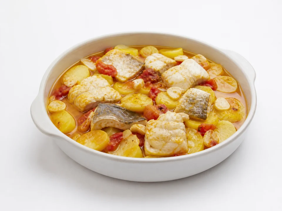 Cruet de peix met vis en aardappel uit Xàbia op een witte achtergrond
