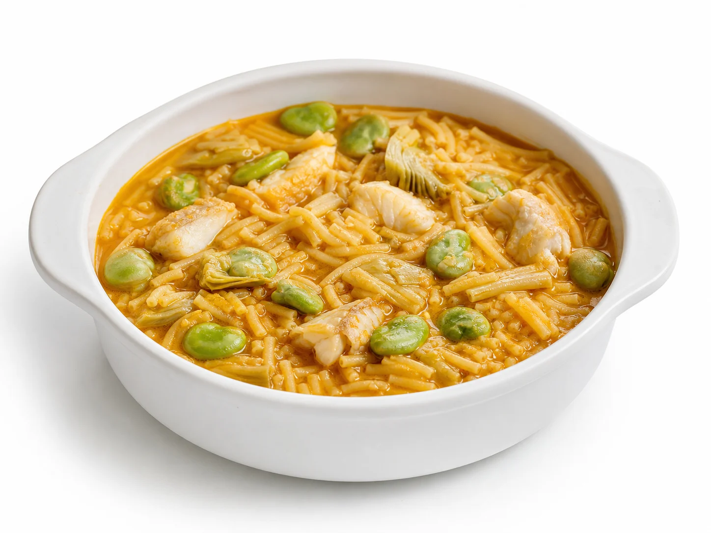 Cazuela de fideos met tuinbonen en vis op een witte achtergrond