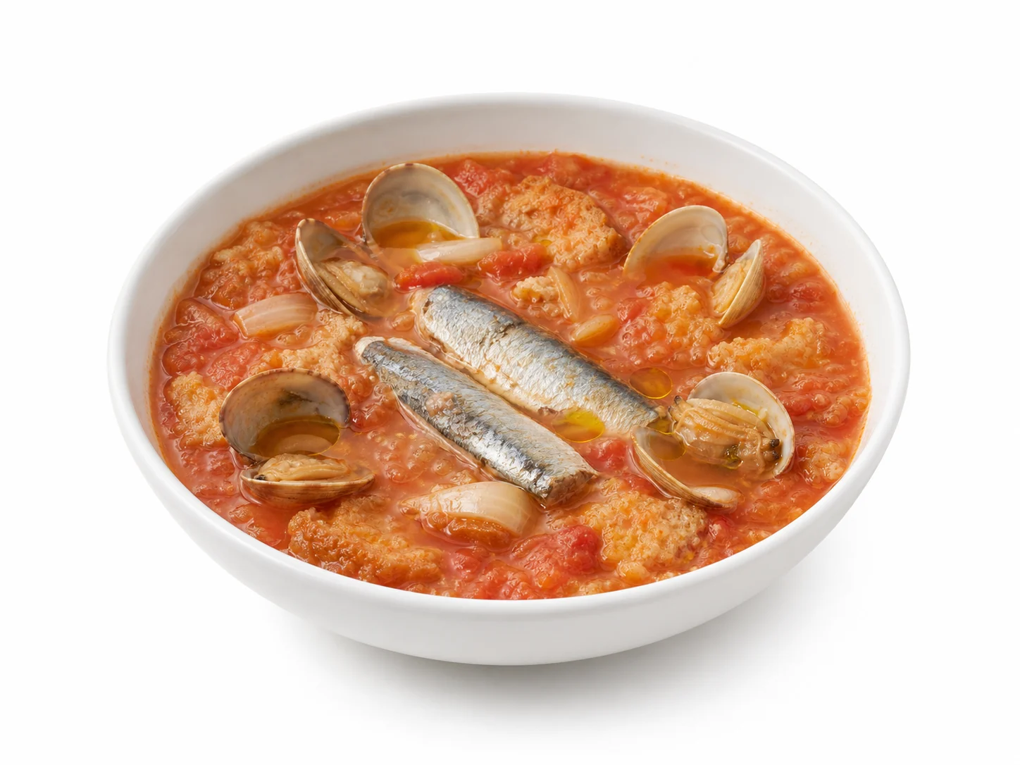 Tomatensoep met venusschelpen en sardines op een witte achtergrond