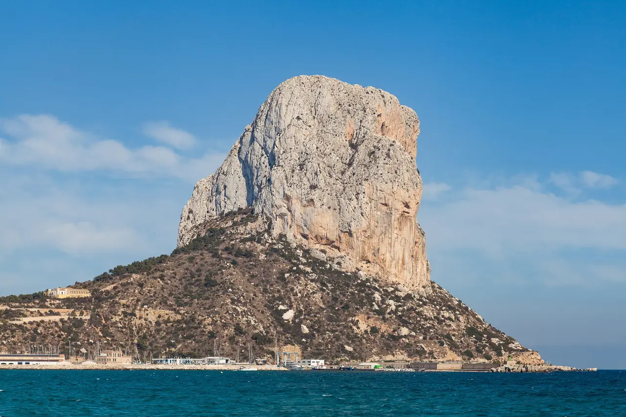 Peñón de Ifach boven de kust van Calpe