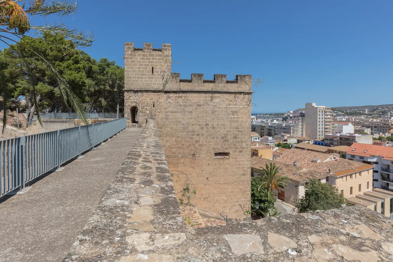 Castillo de Dénia boven de stad aan de Costa Blanca