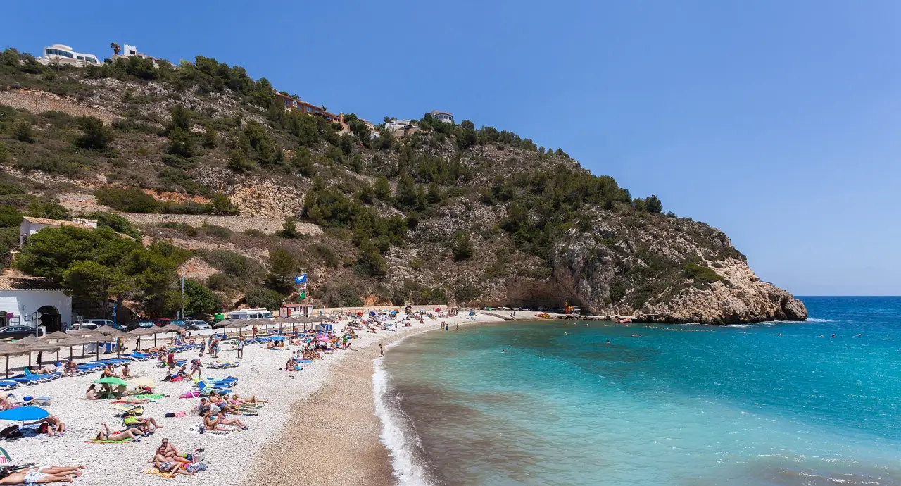 Cala de la Granadella in Xàbia met blauwe zee